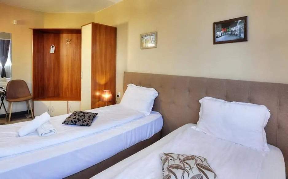 Hotel The White House 플로브디프 2*,