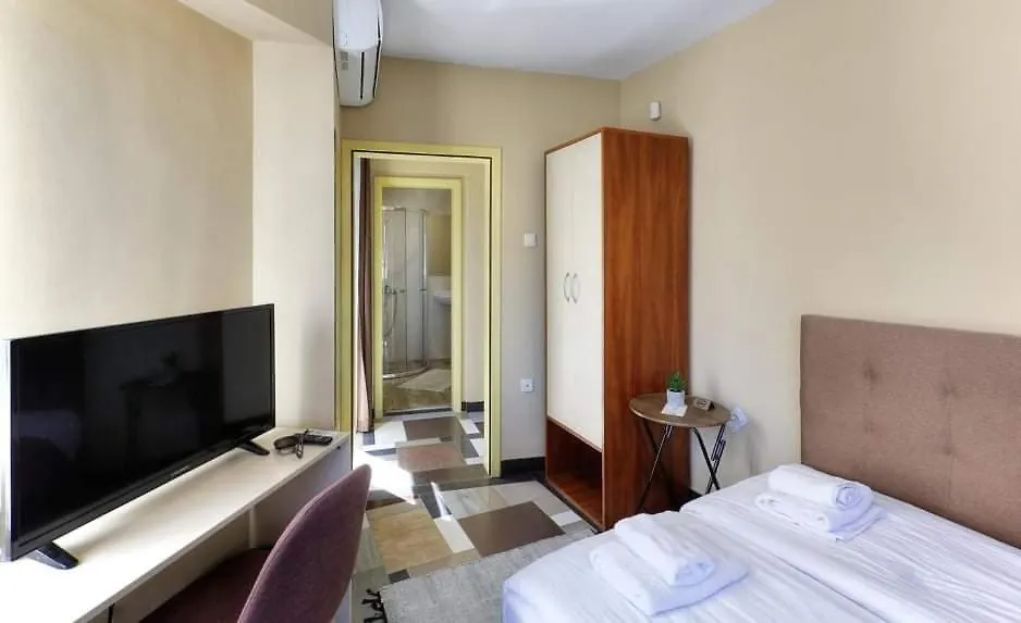 Hotel The White House 플로브디프 2*,